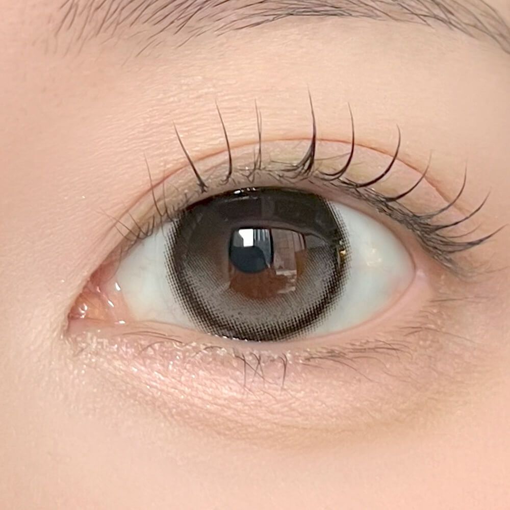 デューリット シリコーン ハイドロゲル／シリコン（Dewlit silicone hydrogel） グレーデュー【回らない水光】 着用イメージ
