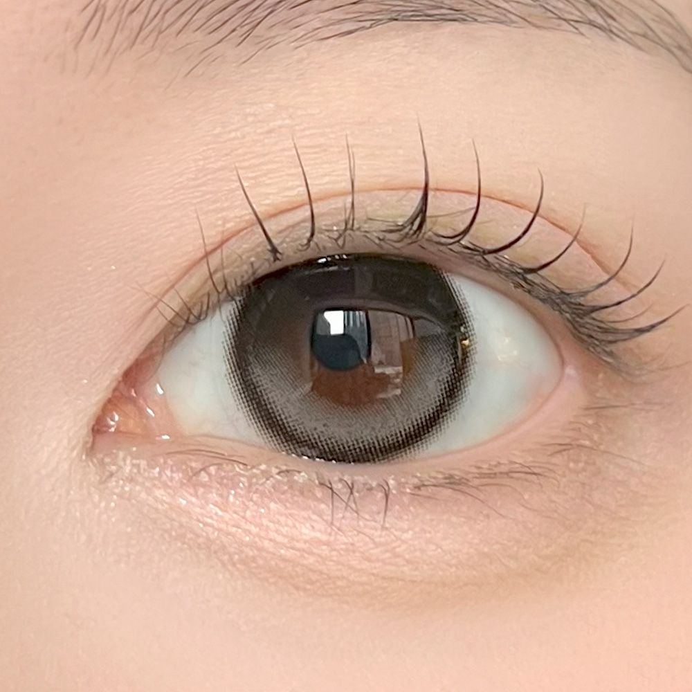 デューリット シリコーン ハイドロゲル／シリコン（Dewlit silicone hydrogel） グレーデュー【回らない水光】 着用イメージ