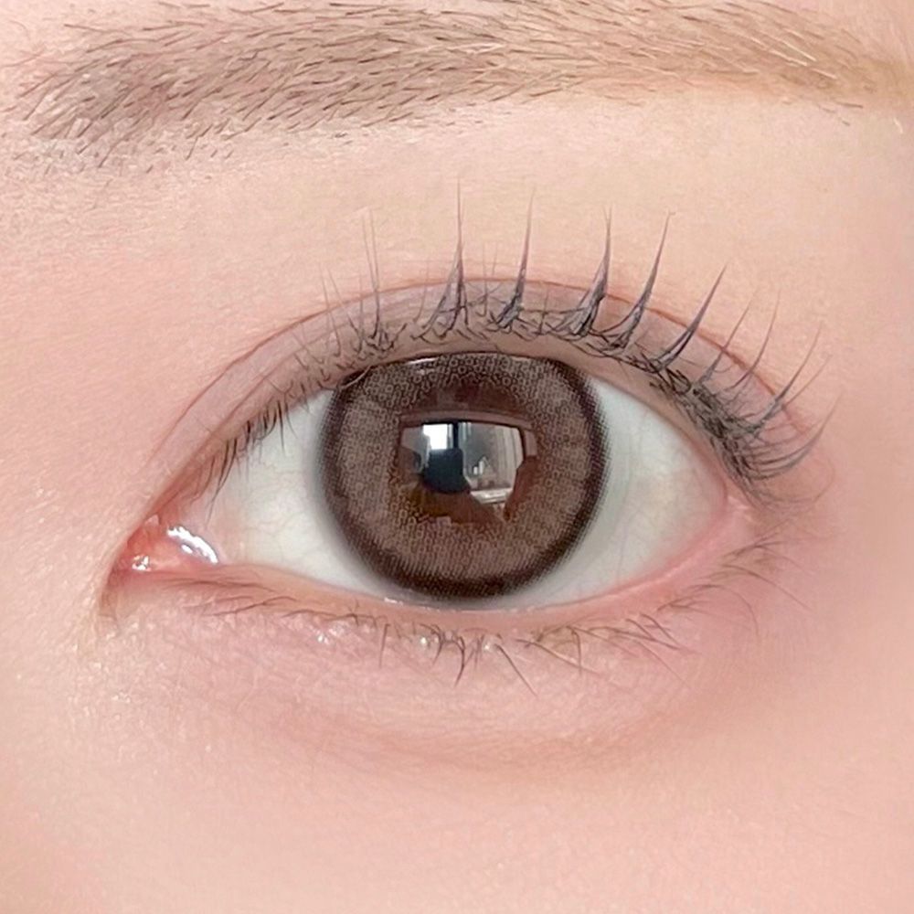 ミークレール シリコーン ハイドロゲル／シリコン（MiClair silicone hydrogel） しらんぷりグレー 着用イメージ