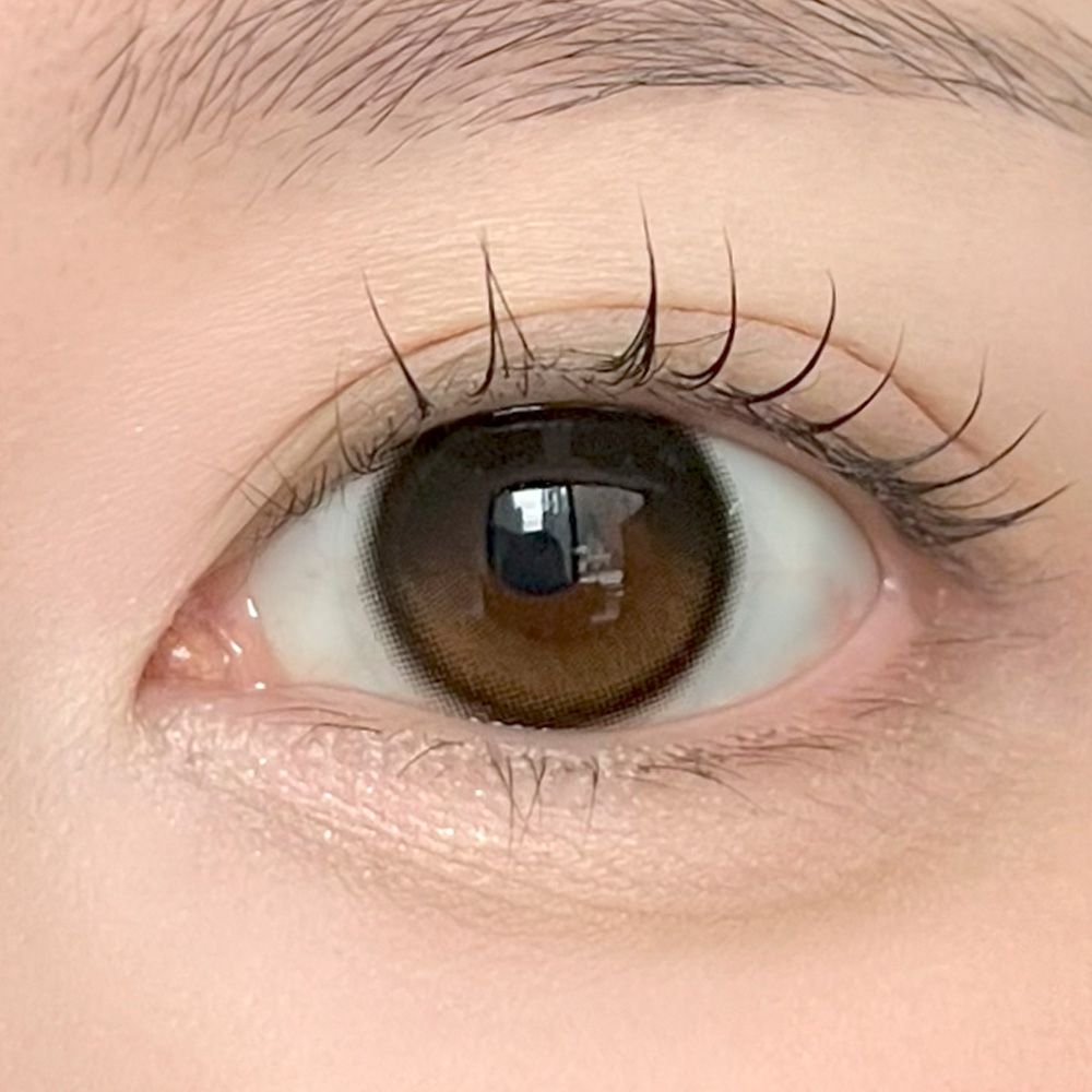 デューリット シリコーン ハイドロゲル／シリコン（Dewlit silicone hydrogel） ブラウンデュー【回らない水光】 着用イメージ